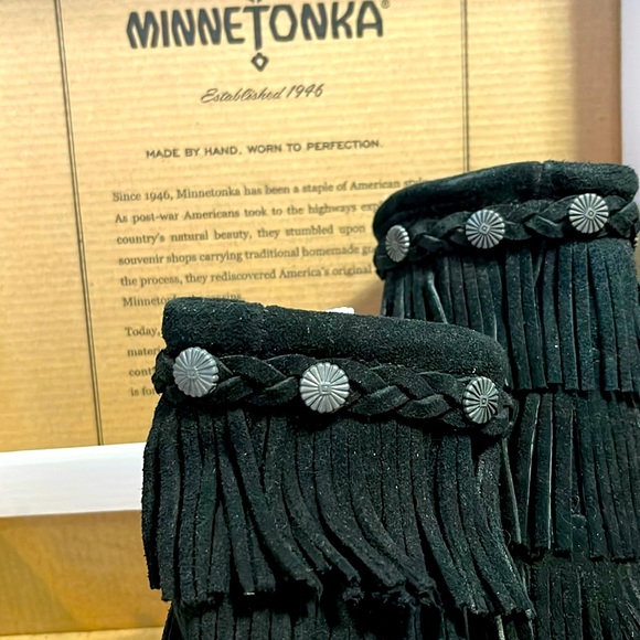 Minnetonka Children’s Suede 3-Layer Fringe Boot -Size 7 - Picture 2 of 7